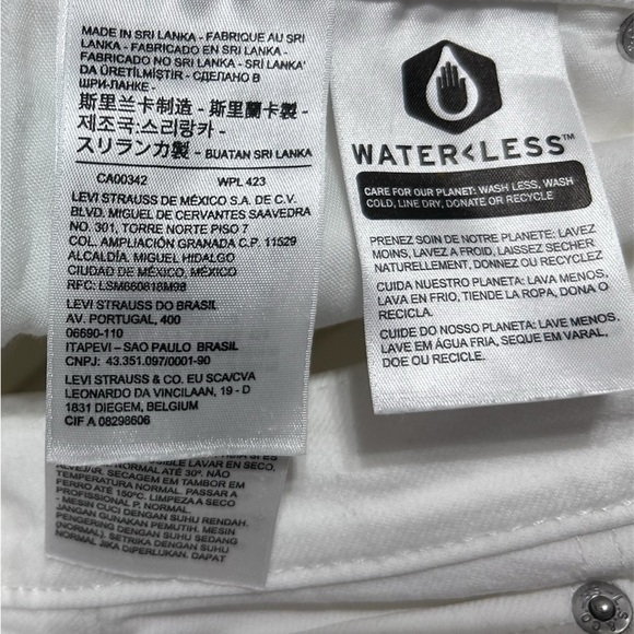 Levi's White Jean Shorts with Stretch Denim and Minimal Styling - Picture 4 of 5